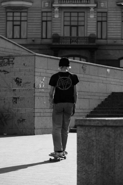 Young Guys Stylish Clothes Ride Skateboard Park — 스톡 사진