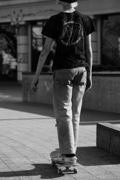 Mladí Kluci Stylovém Oblečení Jezdit Skateboardu Parku — Stock fotografie