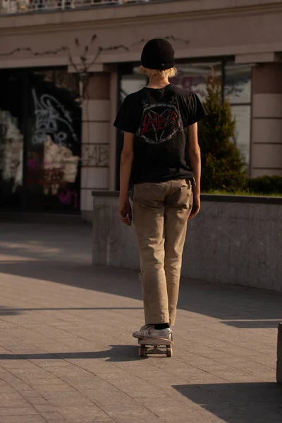 Young Guys Stylish Clothes Ride Skateboard Park — 스톡 사진