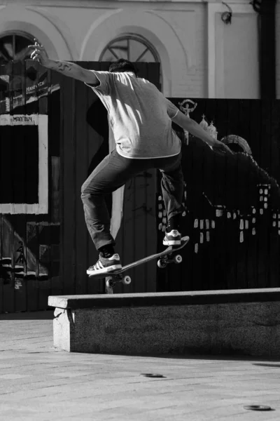 Jonge Jongens Stijlvolle Kleren Rijden Een Skateboard Het Park — Stockfoto