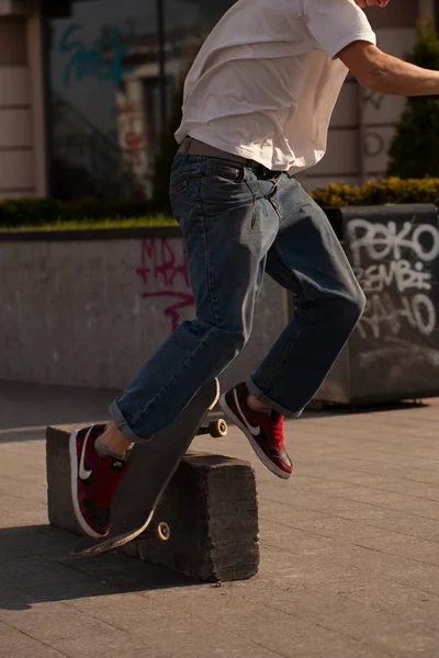 Jonge Jongens Stijlvolle Kleren Rijden Een Skateboard Het Park — Stockfoto