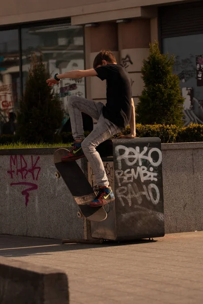 Giovani Abiti Eleganti Cavalcano Uno Skateboard Nel Parco — Foto Stock