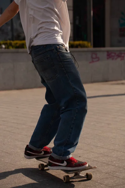 Mladí Kluci Stylovém Oblečení Jezdit Skateboardu Parku — Stock fotografie