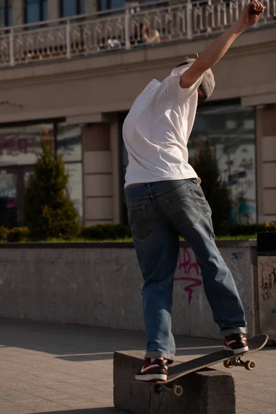 Jovens Roupas Elegantes Montam Skate Parque — Fotografia de Stock