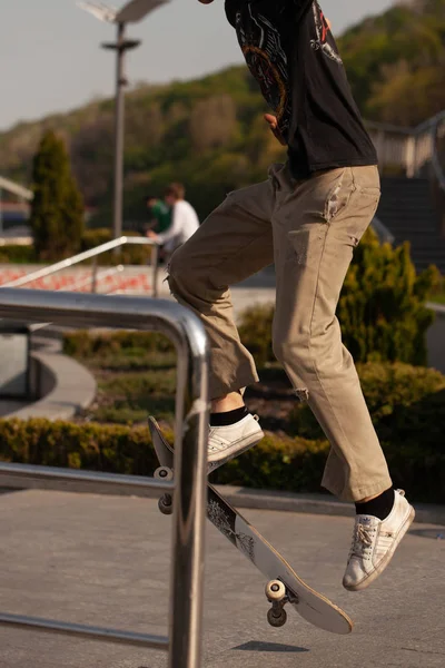 Unga Killar Snygga Kläder Rida Skateboard Parken — Stockfoto