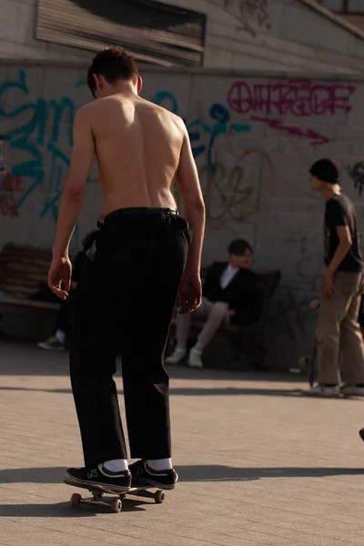 Young Guys Stylish Clothes Ride Skateboard Park — Stock Photo, Image