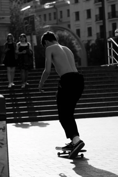 Jovens Roupas Elegantes Montam Skate Parque — Fotografia de Stock