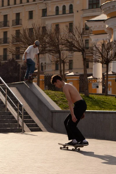 Giovani Abiti Eleganti Cavalcano Uno Skateboard Nel Parco — Foto Stock