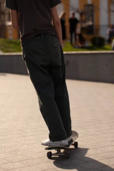 Jonge Jongens Stijlvolle Kleren Rijden Een Skateboard Het Park — Stockfoto