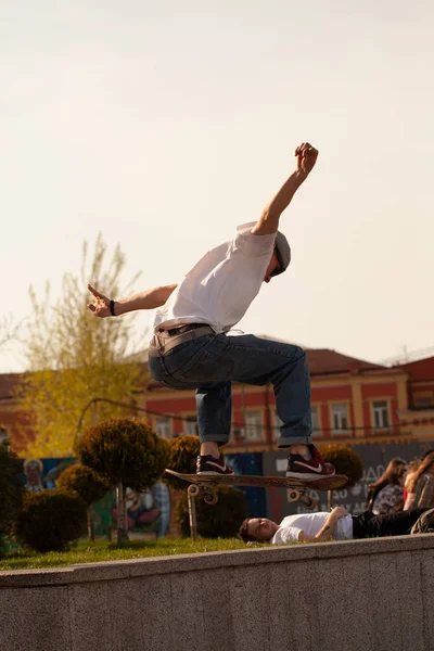 Jovens Roupas Elegantes Montam Skate Parque — Fotografia de Stock