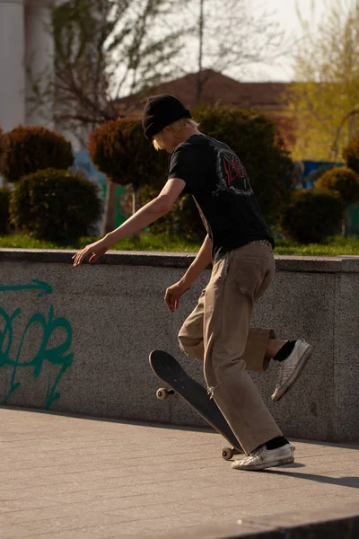 Les Jeunes Dans Des Vêtements Élégants Montent Une Planche Roulettes — Photo