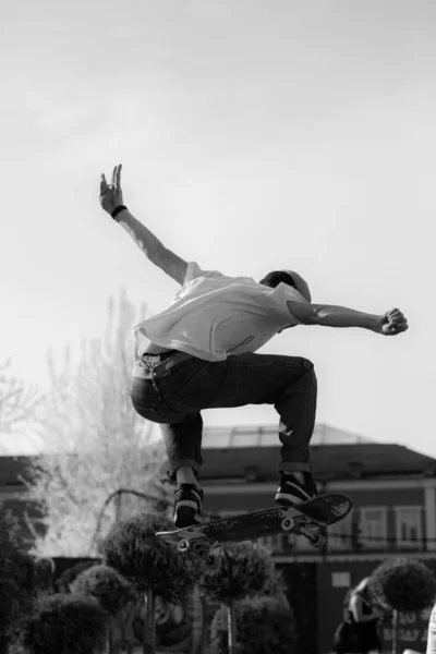 Jovens Roupas Elegantes Montam Skate Parque — Fotografia de Stock