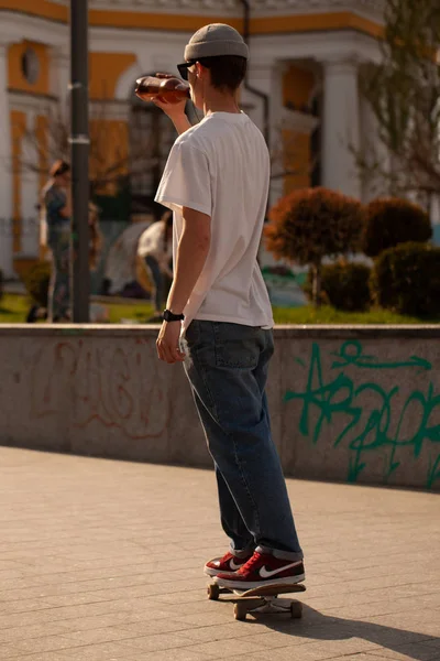 Giovani Abiti Eleganti Cavalcano Uno Skateboard Nel Parco — Foto Stock