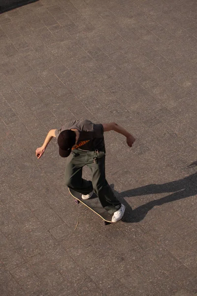 Mladí Kluci Stylovém Oblečení Jezdit Skateboardu Parku — Stock fotografie