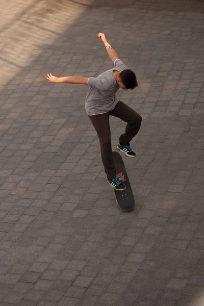 Junge Kerle Stylischen Klamotten Fahren Park Skateboard — Stockfoto