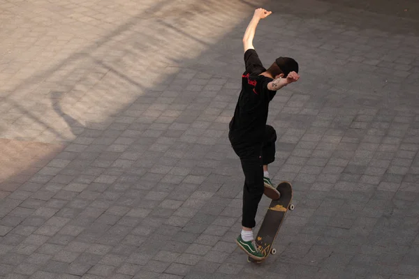 Jonge Jongens Stijlvolle Kleren Rijden Een Skateboard Het Park — Stockfoto