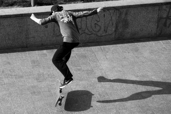 Young Guys Stylish Clothes Ride Skateboard Park — ストック写真