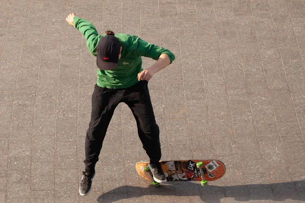 穿着时髦衣服的年轻人在公园里玩滑板 — 图库照片