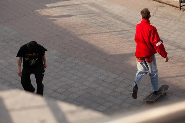 Young Guys Stylish Clothes Ride Skateboard Park — 스톡 사진