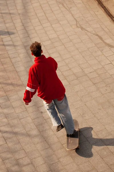 Jonge Jongens Stijlvolle Kleren Rijden Een Skateboard Het Park — Stockfoto