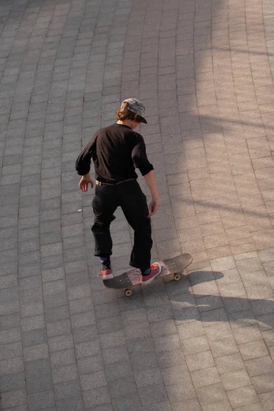 Jonge Jongens Stijlvolle Kleren Rijden Een Skateboard Het Park — Stockfoto