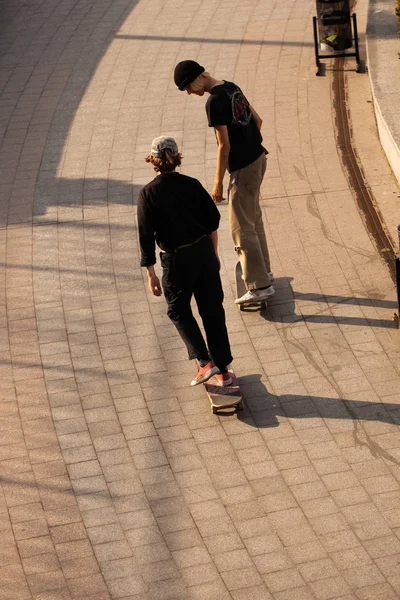 Mladí Kluci Stylovém Oblečení Jezdit Skateboardu Parku — Stock fotografie