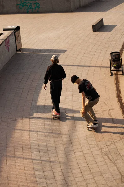 Young Guys Stylish Clothes Ride Skateboard Park — 스톡 사진