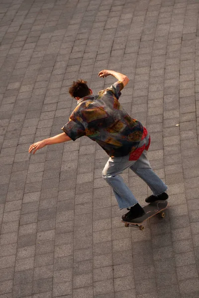 Les Jeunes Dans Des Vêtements Élégants Montent Une Planche Roulettes — Photo