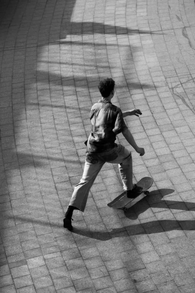 Jonge Jongens Stijlvolle Kleren Rijden Een Skateboard Het Park — Stockfoto