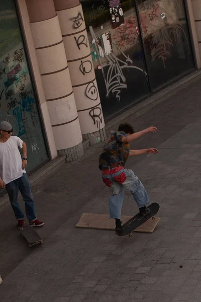 Giovani Abiti Eleganti Cavalcano Uno Skateboard Nel Parco — Foto Stock