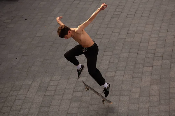 Unga Killar Snygga Kläder Rida Skateboard Parken — Stockfoto