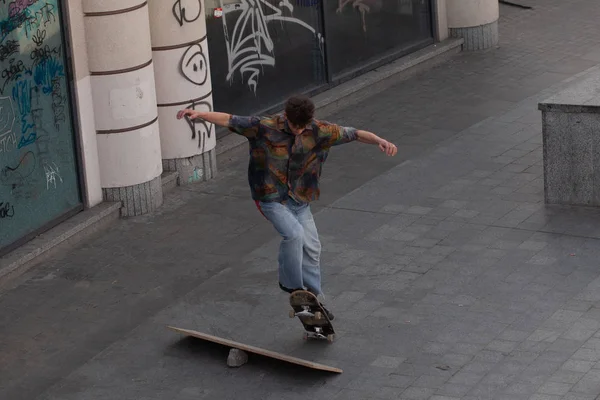 Les Jeunes Dans Des Vêtements Élégants Montent Une Planche Roulettes — Photo