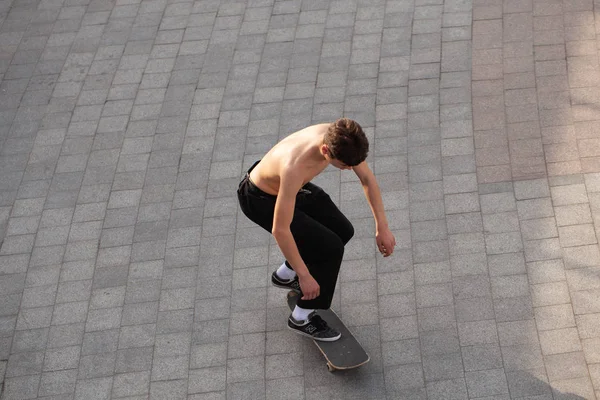 Молоді Хлопці Стильному Одязі Катаються Скейтборді Парку — стокове фото