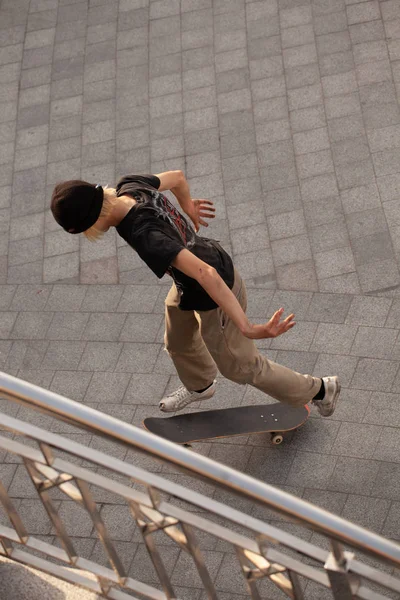 Jonge Jongens Stijlvolle Kleren Rijden Een Skateboard Het Park — Stockfoto