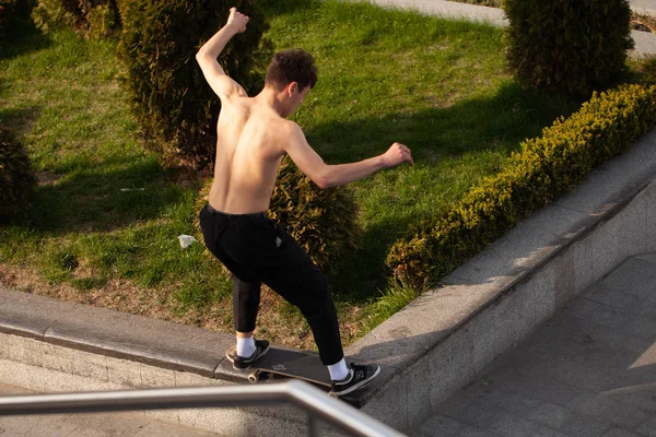 Young Guys Stylish Clothes Ride Skateboard Park — ストック写真