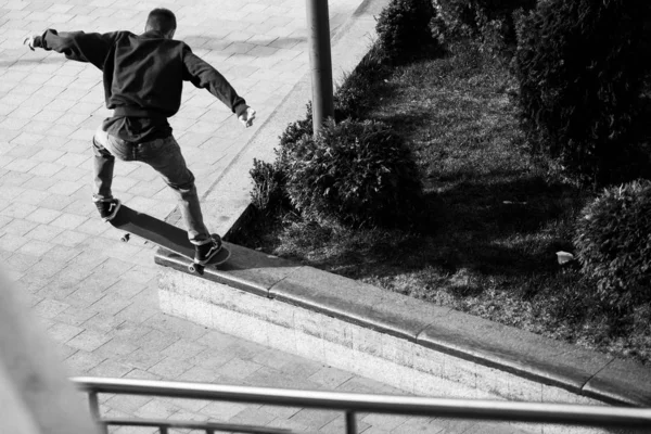 Giovani Abiti Eleganti Cavalcano Uno Skateboard Nel Parco — Foto Stock