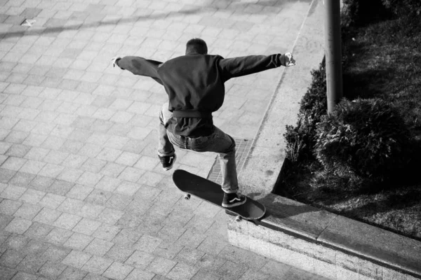 Giovani Abiti Eleganti Cavalcano Uno Skateboard Nel Parco — Foto Stock