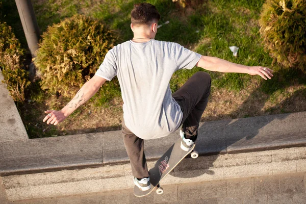 Jonge Jongens Stijlvolle Kleren Rijden Een Skateboard Het Park — Stockfoto