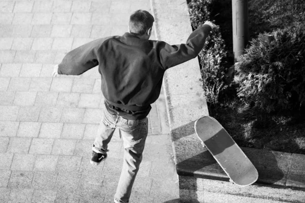 Jonge Jongens Stijlvolle Kleren Rijden Een Skateboard Het Park — Stockfoto