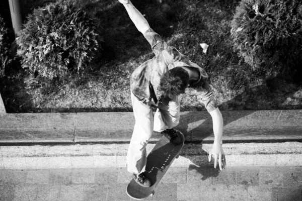 Young Guys Stylish Clothes Ride Skateboard Park — Stock Photo, Image