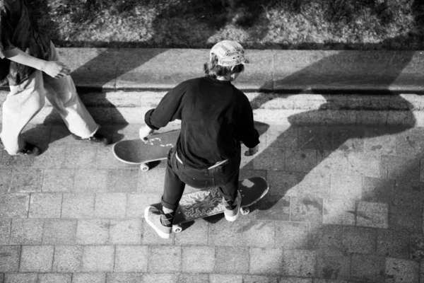 Молодые Парни Стильной Одежде Катаются Скейтборде Парке — стоковое фото