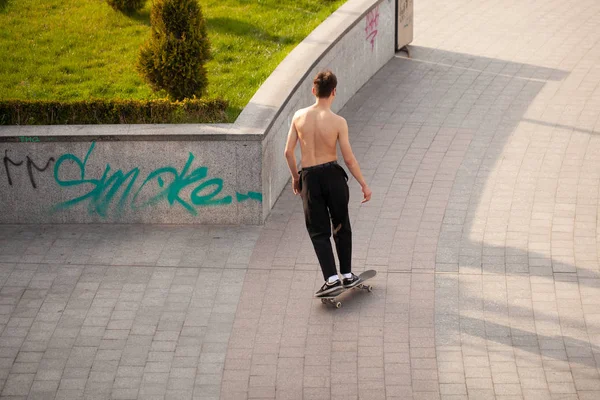 Jonge Jongens Stijlvolle Kleren Rijden Een Skateboard Het Park — Stockfoto