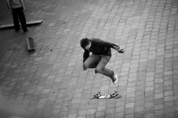 Mladí Kluci Stylovém Oblečení Jezdit Skateboardu Parku — Stock fotografie