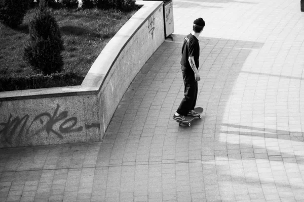 Jonge Jongens Stijlvolle Kleren Rijden Een Skateboard Het Park — Stockfoto