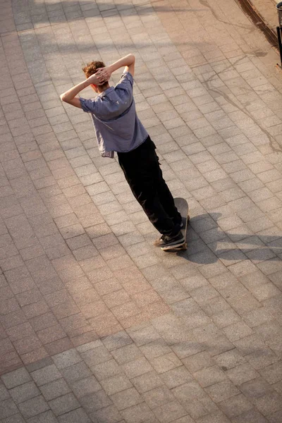 Junge Kerle Stylischen Klamotten Fahren Park Skateboard — Stockfoto