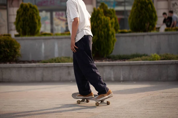 Young Guys Stylish Clothes Ride Skateboard Park — Stock Photo, Image