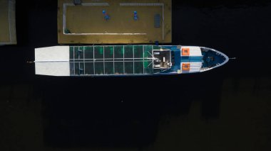 Nehirüzerinde yelken büyük nakliye gemisi, üst görünümü