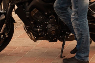 Güzel ve şık siyah motosiklet dışında