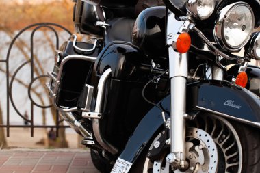 Güzel ve şık siyah motosiklet dışında