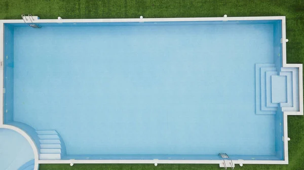 Schönes Blaues Sommerschwimmbecken Draußen — Stockfoto